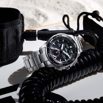 Image de style de vie du Citizen Promaster Wave Tracker JV3001-53E reposant à côté d'un équipement de voile noir et d'accessoires marins.
