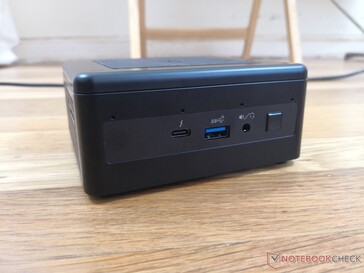 Devant : USB-C avec Thunderbolt 3, USB 3.1 Gen. 2, 3,5 mm combo audio, bouton d'alimentation