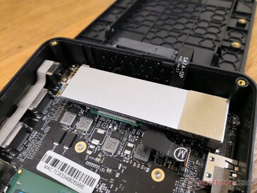 L'emplacement M.2 2280 SATA III ne prend pas en charge les SSD NVMe. Un dissipateur thermique en aluminium très fin est inclus avec notre unité de test