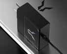 Le chargeur pour ordinateur portable Bellator 245W est doté d’une fiche CC ronde 5525. Photo : l’adaptateur secteur posé sur un ordinateur portable.