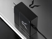 Le chargeur pour ordinateur portable Bellator 245W est doté d’une fiche CC ronde 5525. Photo : l’adaptateur secteur posé sur un ordinateur portable.