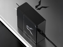 Le chargeur pour ordinateur portable Bellator 245W est doté d’une fiche CC ronde 5525. Photo : l’adaptateur secteur posé sur un ordinateur portable.