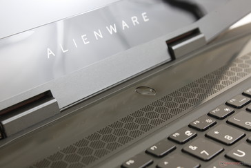 La bordure d'écran inférieure de l'Alienware m15 reste épaisse. Le cadre d'écran et les grilles des haut-parleurs ultra brillants laissent une impression mitigée.