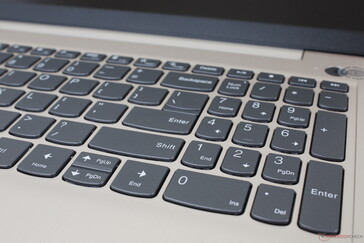 Les touches du pavé numérique sont plus courtes et donc plus étroites que les touches principales du clavier QWERTY