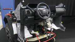 Les nouveaux véhicules électriques de Toyota se conduisent tout seuls sur la chaîne de montage (image : Toyota/YT)