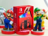Nintendo a lancé la Switch OLED en octobre 2021. (Source de l'image : Nintendo, Ryan Quintel sur Unsplash, édité)