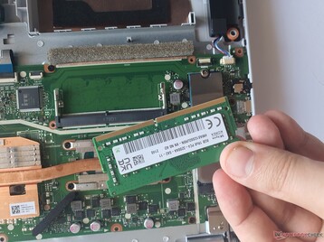 Asus VivoBook 17 : Maximum de 40 GB de RAM (32 GB SODIMM + 8 GB soudés)