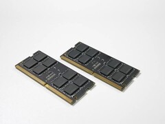 Une photo de deux modules de mémoire d'ordinateur portable TeamGroup