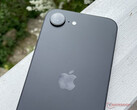 Le design de l'iPhone 16e est relativement sobre, même selon les critères de Apple. (Source de l'image : Notebookcheck)