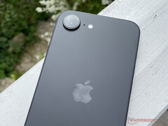 Le design de l'iPhone 16e est relativement sobre, même selon les critères de Apple. (Source de l'image : Notebookcheck)