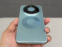 Le Huawei Mate 80 Pro Max dans sa finition bleu clair. (Source de l'image : fenibook)