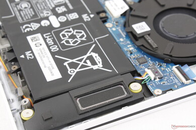 Les haut-parleurs stéréo orientés vers le bas, situés dans les coins avant, n'émettent aucun son, même à volume élevé