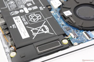 Les haut-parleurs stéréo orientés vers le bas, situés dans les coins avant, n'émettent aucun son, même à volume élevé