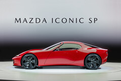 Le profil latéral de la Mazda Iconic SP rend clairement hommage à la Miata et à la RX-7 (source : Mazda)