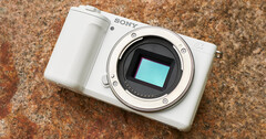 Le ZV-E10 de Sony, lancé en 2021, est un appareil photo APS-C compact doté d'une monture Sony E et de nombreuses fonctionnalités haut de gamme. (Source de l'image : Sony)