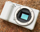 Le ZV-E10 de Sony, lancé en 2021, est un appareil photo APS-C compact doté d'une monture Sony E et de nombreuses fonctionnalités haut de gamme. (Source de l'image : Sony)
