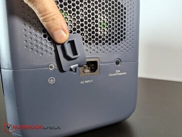 Le port de charge CA est situé sur la droite, tout comme les deux ventilateurs de refroidissement.