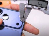 Zack Nelson, testeur de durabilité, affirme que le "Scratchgate" sur l'iPhone 17 Pro est réel et qu'il est exclusivement dû à Apple. (Source de l'image : JerryRigEverything)