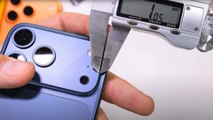 Zack Nelson, testeur de durabilité, affirme que le &quot;Scratchgate&quot; sur l&#039;iPhone 17 Pro est réel et qu&#039;il est exclusivement dû à Apple. (Source de l&#039;image : JerryRigEverything)