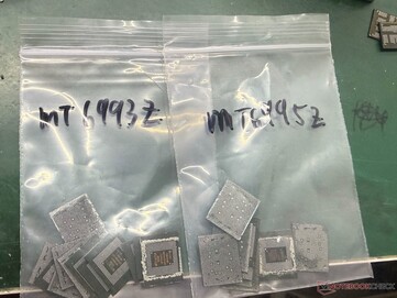 Les puces Dimensity 9500 sont conditionnées dans un sachet portant la mention « MT6993Z », et les futures puces Dimensity 9600 Pro dans un sachet portant la mention « MT6995Z ».