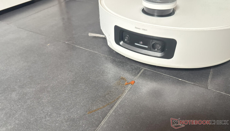 Les derniers vestiges d'une tache de ketchup légèrement séchée avant qu'elle ne soit presque entièrement enlevée