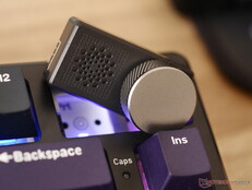 Le bouton en métal est personnalisable et amovible.