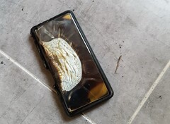 La batterie du Google Pixel 6a pourrait toujours présenter un risque d&#039;incendie malgré la mise à jour. (Source de l&#039;image : footymanageraddict, Reddit)