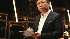 Alors que le Mate XTs sera lancé avant l'iPhone 17 de Apple, le Samsung Galaxy tri-fold suivra probablement à la fin du mois de septembre. (Source de l'image : Huawei)