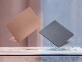 Le ZenBook 14 OLED de Panther Lake promet jusqu’à 18 heures de navigation sur Internet avec une charge complète. Sur la photo : une image promotionnelle présentant les deux coloris disponibles pour cet ordinateur portable.
