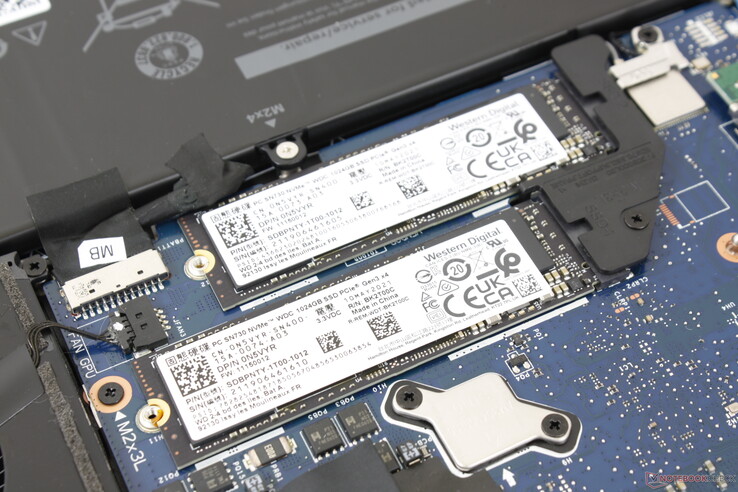 2 slots M.2 2280. L'un supporte PCIe4 tandis que l'autre supporte seulement jusqu'à PCIe3. Les dissipateurs thermiques en cuivre inclus sur le dessus des SSD ont été retirés pour la photo