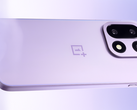 Le OnePlus 15 en violet brumeux (Source de l'image : OnePlus, édité)