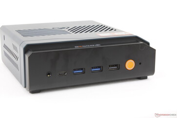À l'avant : prise casque 3,5 mm, port USB-C 4.0 avec DisplayPort 2.1, 3 ports USB-A 3.2 Gen. 2, bouton d'alimentation, bouton de réinitialisation