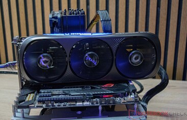 La mesure du volume du Zotac Gaming GeForce RTX 4080 Super Trinity Black Edition