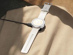 La Realme Watch S5 a un aspect inhabituel grâce à son cadre plat.