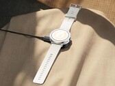 La Realme Watch S5 a un aspect inhabituel grâce à son cadre plat.