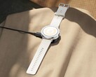 La Realme Watch S5 a un aspect inhabituel grâce à son cadre plat.