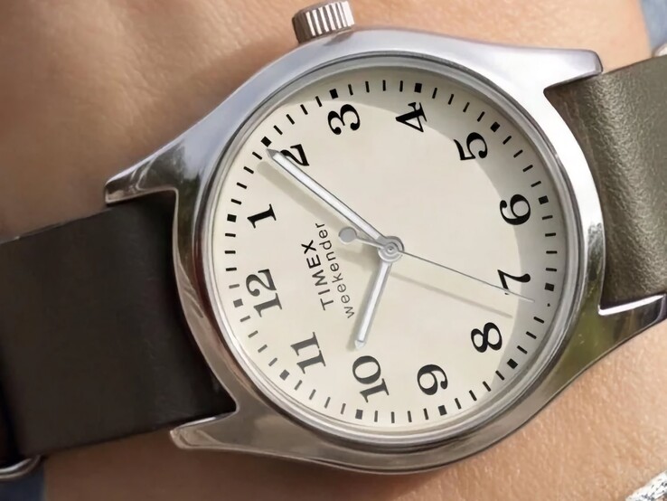La montre Timex Weekender New England TW2Y86600, avec son boîtier argenté et son bracelet en cuir vert foncé, vue sous un angle.