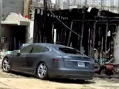 La Tesla en feu a été raccordée illégalement à la ligne électrique (Image source : Nas)