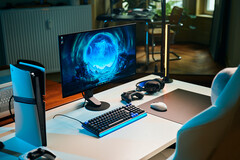 Une installation de jeu épurée en studio, comprenant le moniteur Sony Inzone M10S II posé sur un bureau blanc, à côté d’une console PlayStation 5 Pro placée à la verticale, d’un clavier mécanique, d’une souris sans fil et d’un casque doté d’un éclairage bleu discret.