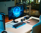 Une installation de jeu épurée en studio, comprenant le moniteur Sony Inzone M10S II posé sur un bureau blanc, à côté d’une console PlayStation 5 Pro placée à la verticale, d’un clavier mécanique, d’une souris sans fil et d’un casque doté d’un éclairage bleu discret.