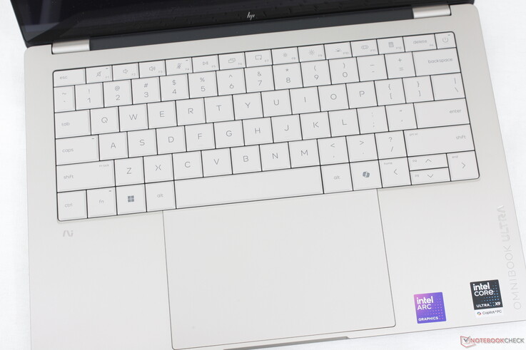 Le pavé tactile est désormais beaucoup plus grand qu'auparavant (~13,8 x 8,1 cm), mais le retour haptique trop faible laisse à désirer lorsqu'on appuie dessus