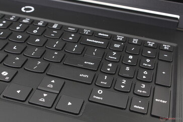Les touches fléchées sont plus grandes que les touches QWERTY principales pour permettre les jeux