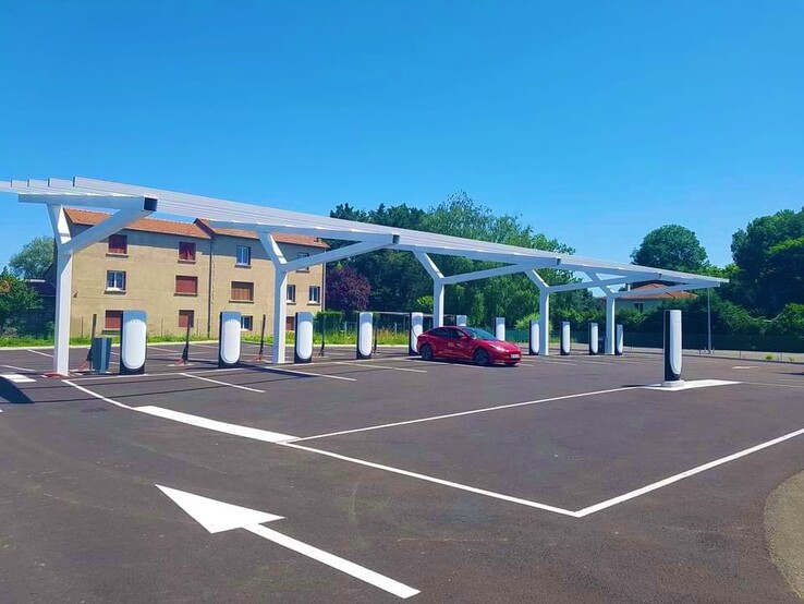 La nouvelle station de superchargeurs Tesla V4 dispose d'une pile de remorques pour VE (image : George Abel)