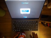 Le trackpad du MacBook Pro peut peser de petits objets. (Source de l'image : Krish Shah)