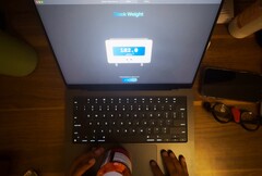 Le trackpad du MacBook Pro peut peser de petits objets. (Source de l&#039;image : Krish Shah)