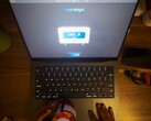 Le trackpad du MacBook Pro peut peser de petits objets. (Source de l'image : Krish Shah)