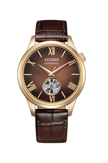 Vue de face de la montre Citizen « Autumn Light », dotée d’un cadran marron dégradé avec des chiffres romains en or rose, d’un boîtier assorti de couleur or rose et d’une découpe circulaire « cœur ouvert » à 6 heures laissant apparaître le mouvement mécanique interne. Elle est montée sur un bracelet en cuir marron foncé texturé.