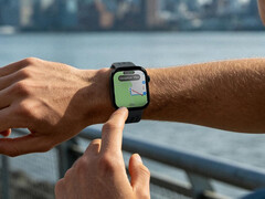 La Watch Hyper est équipée d'un système GPS bi-bande. Sur la photo : la montre connectée affichant une carte à l'écran.