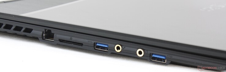 Côté gauche : Gigabit RJ-45, lecteur de carte SD, 2 USB A 3.1, micro 3,5 mm, prise écouteurs 3,5 mms.