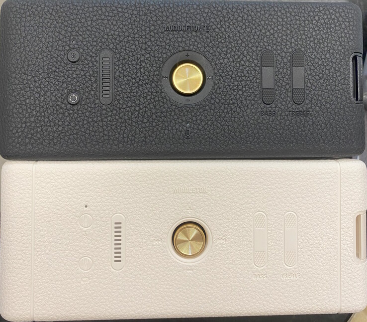 Les commandes sont pratiquement inchangées, mais un microphone (placé sous le bouton multidirectionnel) est l'ajout le plus notable (Source d'image : Marshall)